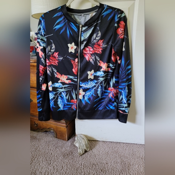 2 lightweight,stretch floral zipped jackets - Picture 4 of 5